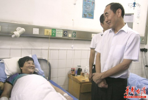 9月12日,长沙市八医院,长沙市副市长、公安局局长李介德到医院看望警花张萍。 见习记者 张明阳 摄 9月12日,长沙市八医院,长沙市副市长、公安局局长李介德到医院看望警花张萍。 见习记者 张明阳 摄