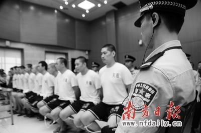 13名涉黑被告人受审。 洪奕宜 摄 13名涉黑被告人受审。 洪奕宜 摄