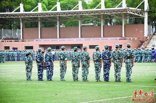 9月12日,长沙理工大学城南学院2012届新生正在军训。 实习生 陈俊筱 摄 9月12日,长沙理工大学城南学院2012届新生正在军训。 实习生 陈俊筱 摄