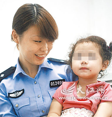 民警抱着小孩玩游戏 (记者 陈飞摄) 民警抱着小孩玩游戏 (记者 陈飞摄)