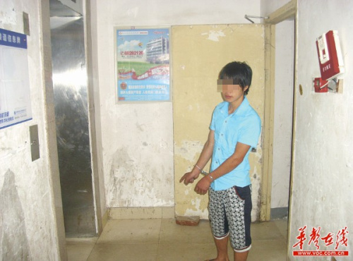 据龙某向警方交代,他就是在电梯口将小梅割喉,并抢走对方的苹果手机。 据龙某向警方交代,他就是在电梯口将小梅割喉,并抢走对方的苹果手机。