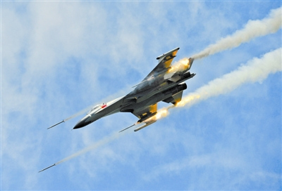 9月6日,广空航空兵某师展开对海实弹攻击训练,锤炼飞行员海上超低空突防和攻击海上目标的能力。本报特约记者 沈 玲摄 9月6日,广空航空兵某师展开对海实弹攻击训练,锤炼飞行员海上超低空突防和攻击海上目标的能力。本报特约记者 沈 玲摄