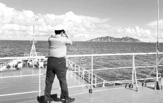9月14日6时许,中国海监维权巡航编队抵达钓鱼岛及其附属岛屿海域。这是我国政府宣布钓鱼岛及其附属岛屿领海基线声明后,中国海监首次在上述海域开展的维权巡航执法。 新华社记者 张建松摄 9月14日6时许,中国海监维权巡航编队抵达钓鱼岛及其附属岛屿海域。这是我国政府宣布钓鱼岛及其附属岛屿领海基线声明后,中国海监首次在上述海域开展的维权巡航执法。 新华社记者 张建松摄