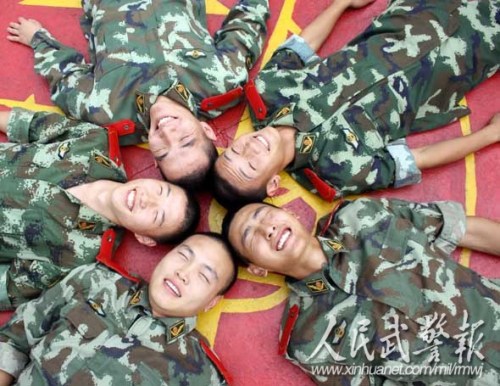 训练间隙战士们放松的躺在训练场上。图片来源:人民武警报 训练间隙战士们放松的躺在训练场上。图片来源:人民武警报