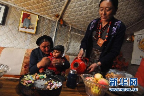 8月24日,才哇(左一)与自己的家人在一起。在玉树灾区扎西大同村新建的农牧民安居房社区里,总能看到一个忙碌的身影带领着村民丈量土地、砌墙盖房。他那条标志性的黝黑大辫子盘在脑后,红黑色的脸膛一脸的豪气,这就是扎西大同村三社社长才哇,玉树灾区农牧民心中不屈的康巴铁汉。新华社发(吴刚 摄) 8月24日,才哇(左一)与自己的家人在一起。在玉树灾区扎西大同村新建的农牧民安居房社区里,总能看到一个忙碌的身影带领着村民丈量土地、砌墙盖房。他那条标志性的黝黑大辫子盘在脑后,红黑色的脸膛一脸的豪气,这就是扎西大同村三社社长才哇,玉树灾区农牧民心中不屈的康巴铁汉。新华社发(吴刚 摄)