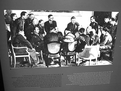 图为在《波茨坦公告》诞生地记者拍摄的展示波茨坦会议现场的展板。 柴野摄 图为在《波茨坦公告》诞生地记者拍摄的展示波茨坦会议现场的展板。 柴野摄
