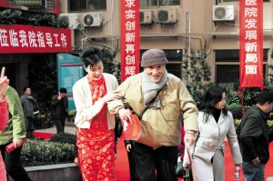 2008年时,徐老参加湘雅二医院50周年庆典,看着医院的成就,老人喜出望外。 照片由湘雅二医院提供 2008年时,徐老参加湘雅二医院50周年庆典,看着医院的成就,老人喜出望外。 照片由湘雅二医院提供