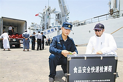 护航编队技术人员正在进行食品安全监测 护航编队技术人员正在进行食品安全监测