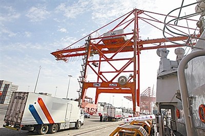 护航编队在国外港口进行物资补给 护航编队在国外港口进行物资补给