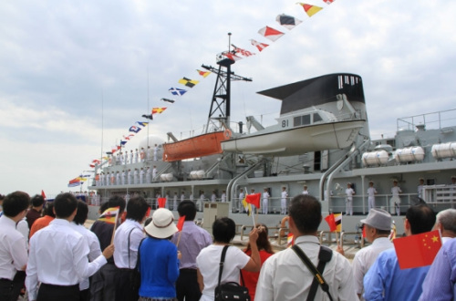 图为“郑和”舰抵达环球出访的最后一站文莱。新华社记者朱思楠摄 图为“郑和”舰抵达环球出访的最后一站文莱。新华社记者朱思楠摄