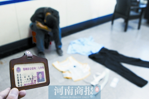 他还有一个“胸卡” 他还有一个“胸卡”