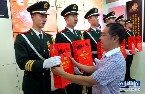 浙江一民营企业为国旗卫士赠送“贴心礼物” 浙江一民营企业为国旗卫士赠送“贴心礼物”