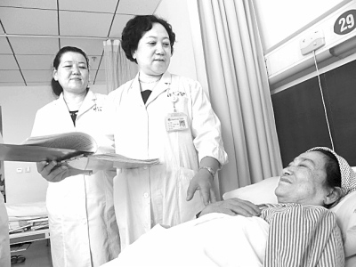 图为丁岩正在病房里与病人交谈。本报记者 王瑟摄 图为丁岩正在病房里与病人交谈。本报记者 王瑟摄