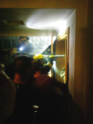 消防官兵用高压水枪向卧室内的欧某“扫射” 消防官兵用高压水枪向卧室内的欧某“扫射”