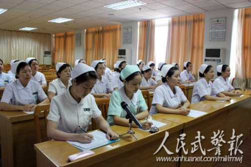 选手相互评分。图片来源:人民武警报 选手相互评分。图片来源:人民武警报