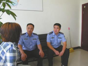 民警对小雯进行批评教育 民警对小雯进行批评教育
