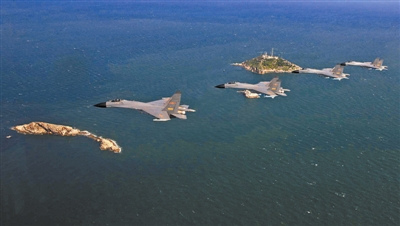 9月16日,空军航空兵某部由数架某新型歼击机组成的超低空编队进行自由空战课目训练,锤炼部队实战硬功。文 斌摄 9月16日,空军航空兵某部由数架某新型歼击机组成的超低空编队进行自由空战课目训练,锤炼部队实战硬功。文 斌摄