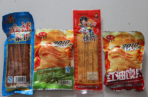 位于鲁山县滚子营乡大尹庄“鲁山县老二香食品有限公司”的产品包装袋上,标注的却是郑州市二七区老二香食品厂。 位于鲁山县滚子营乡大尹庄“鲁山县老二香食品有限公司”的产品包装袋上,标注的却是郑州市二七区老二香食品厂。