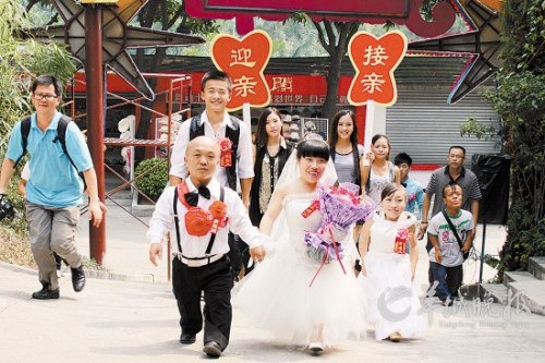 两个小矮人喜结连理 两个小矮人喜结连理