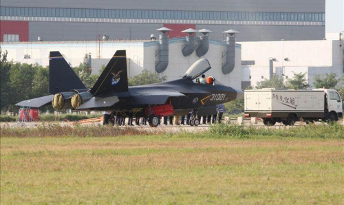 资料图:中国新型隐身战机 资料图:中国新型隐身战机