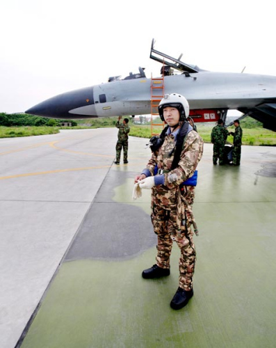 穿上高空代偿服,杨永飞准备演练新的攻防课题 贲道春 摄 穿上高空代偿服,杨永飞准备演练新的攻防课题 贲道春 摄