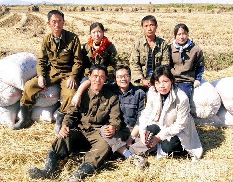 作者(前排中)在平壤嵋谷合作农场采访时与农场的工作人员合影,(前排右一是翻译小崔)供图/沈大飞 作者(前排中)在平壤嵋谷合作农场采访时与农场的工作人员合影,(前排右一是翻译小崔)供图/沈大飞