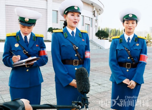 平壤街头,接受采访的女交警。交警们称领袖对她们的照顾无微不至,甚至提供朝鲜国产名牌春香化妆品给她们。供图/沈大飞 平壤街头,接受采访的女交警。交警们称领袖对她们的照顾无微不至,甚至提供朝鲜国产名牌春香化妆品给她们。供图/沈大飞