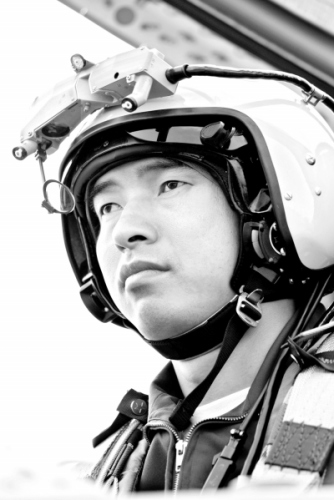 杨永飞准备升空执行任务。 贲道春摄 杨永飞准备升空执行任务。 贲道春摄