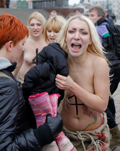 Femen女权组织落体抗议时情景 Femen女权组织落体抗议时情景