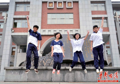 明德中学新款校服(左)比老款校服(右)更加运动时尚。实习生 李健 摄 明德中学新款校服(左)比老款校服(右)更加运动时尚。实习生 李健 摄