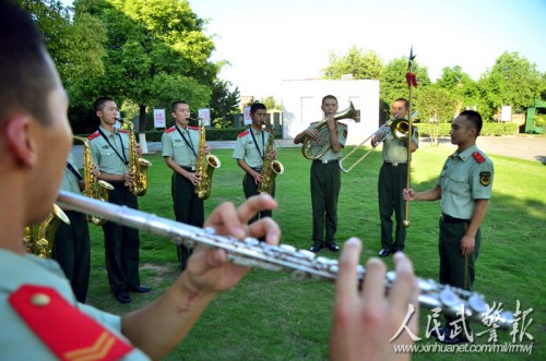 2007年入伍的胡长军在军乐队里是名“万金油”,除了住吹的小号,他还会大鼓、小鼓、中音号以及指挥。图片来源:人民武警报 2007年入伍的胡长军在军乐队里是名“万金油”,除了住吹的小号,他还会大鼓、小鼓、中音号以及指挥。图片来源:人民武警报