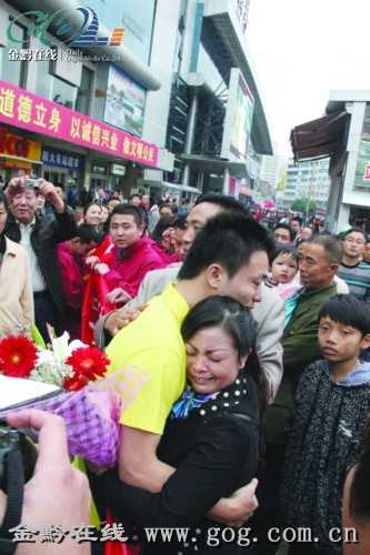 找到了亲生父亲,唐勇与继母含泪相拥 找到了亲生父亲,唐勇与继母含泪相拥