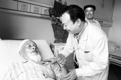 庄仕华与维吾尔族患者亲切交谈。 马爱国摄 庄仕华与维吾尔族患者亲切交谈。 马爱国摄