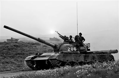 演兵场上,该师官兵驾战车勇猛突击。 郝修杰摄 演兵场上,该师官兵驾战车勇猛突击。 郝修杰摄