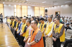 44名涉黑成员站了长长两排,前排右一身穿橘黄色囚衣的为沈烈烈。梁斌 摄 44名涉黑成员站了长长两排,前排右一身穿橘黄色囚衣的为沈烈烈。梁斌 摄