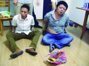 嫌犯“吉安佬”(右)和李某(左)被当场抓获 嫌犯“吉安佬”(右)和李某(左)被当场抓获