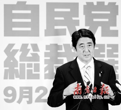 26日,在日本东京自民党总部,安倍晋三回答记者提问。新华社发 26日,在日本东京自民党总部,安倍晋三回答记者提问。新华社发