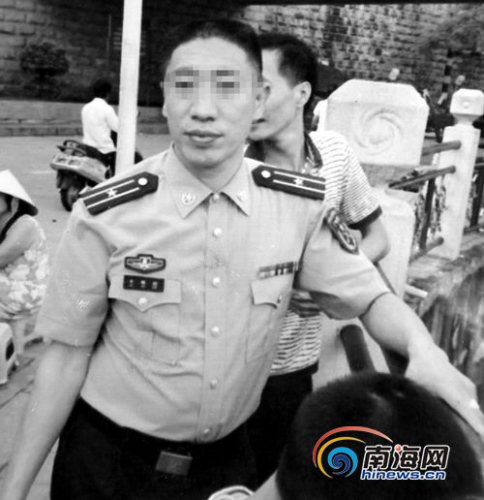 嫌犯牟某及非法伪造的军官证 嫌犯牟某及非法伪造的军官证