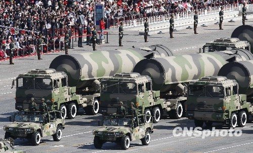 2009��10��1�գ��л����񹲺͹�����60������ף������ʢ���ı�ʽ��ͼΪ��31�׺˵�������ͨ���찲�Ź㳡�� 2009��10��1�գ��л����񹲺͹�����60������ף������ʢ���ı�ʽ��ͼΪ��31�׺˵�������ͨ���찲�Ź㳡��