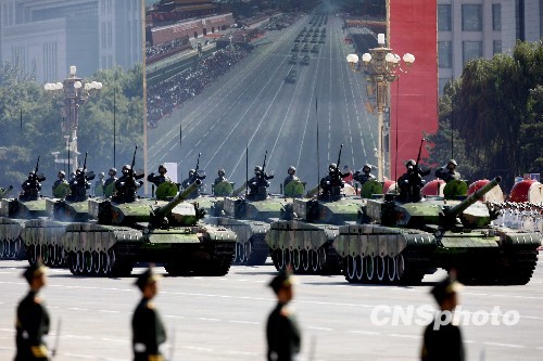 资料图:2009年10月1日,中华人民共和国成立60周年庆祝大会举行盛大阅兵式,图为99式主战坦克方队通过天安门广场。 资料图:2009年10月1日,中华人民共和国成立60周年庆祝大会举行盛大阅兵式,图为99式主战坦克方队通过天安门广场。