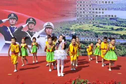 珍宝岛“八一”红军小学的孩子表演节目 熊伟 摄 珍宝岛“八一”红军小学的孩子表演节目 熊伟 摄