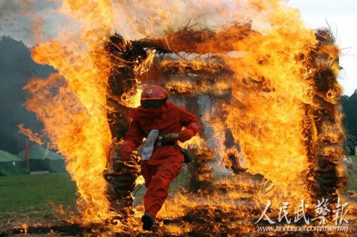 打造灭火尖兵。图片来源:人民武警报 打造灭火尖兵。图片来源:人民武警报