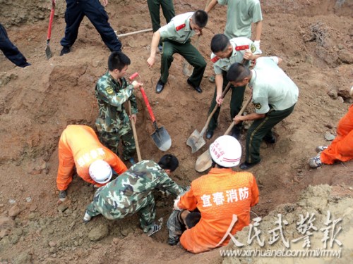 救援现场。图片来源:人民武警报 救援现场。图片来源:人民武警报