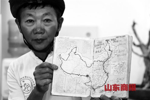 黄先生展示第二次环游中国的路线图 黄先生展示第二次环游中国的路线图