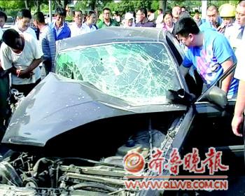 奥迪车车头受损严重,前挡风玻璃破碎。(图片由通讯员提供) 奥迪车车头受损严重,前挡风玻璃破碎。(图片由通讯员提供)