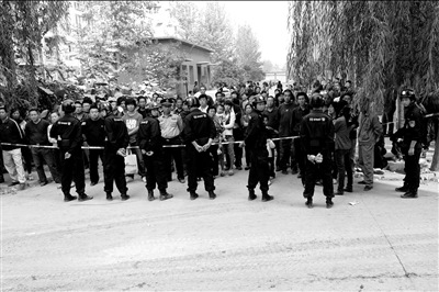 居民在警戒线后围观,一些伤者家属也在其中。 居民在警戒线后围观,一些伤者家属也在其中。