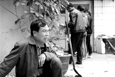 逝者王红娜的父亲守在太平间门口不肯离去 逝者王红娜的父亲守在太平间门口不肯离去