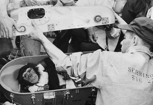 1961��1�£���ķ��NASA����̫�ա�ͼΪ���ط�����󣬹�����Ա��׼����̫�ղ��а���������