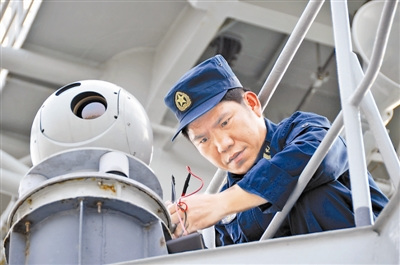 刘隆武在调试装备。廖宇飞摄 刘隆武在调试装备。廖宇飞摄