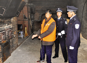 犯罪嫌疑人王力博指认焚尸现场 犯罪嫌疑人王力博指认焚尸现场